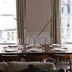 Luxury 3-bed In The Heart Of 아파트